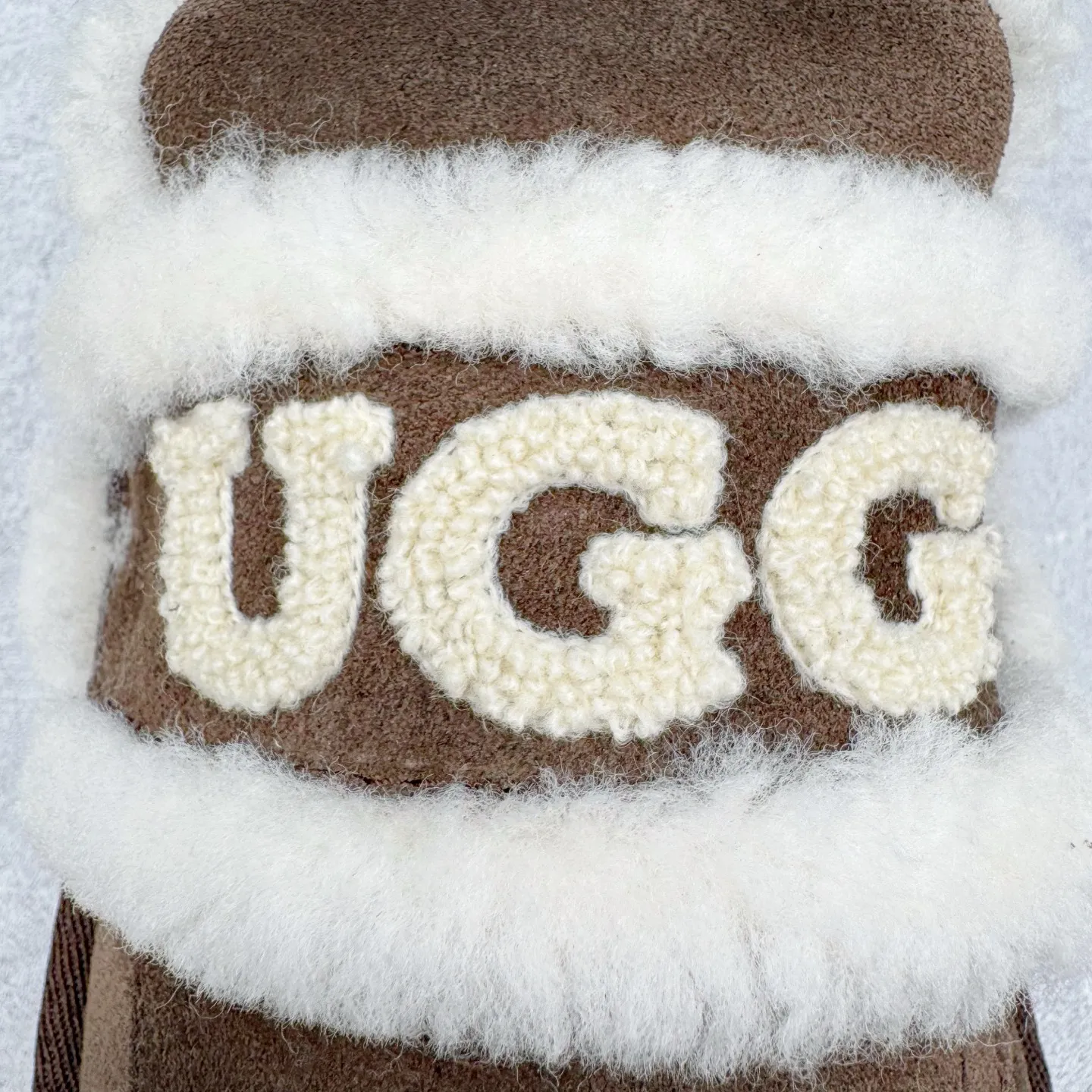 Pick up locally 💰 440 UGG slippers 1206 letter embroidered classic short-tube autumn and winter sheep fur all-in-one snow boots All shoes are made from the same factory as ZP Longfeng A-grade Australian imported sheep fur all-in-one Brand OEM production line Fully follow the ZP process flow OEM original pattern maker Adhere to no original shoes and no development selection Pay attention to every detail The most authentic version on the market TREADLITE "Light Wing" technology outsole Lightweight/durable/flexible/pile size: 35 36 37 38 39 40 Coding: by2936070